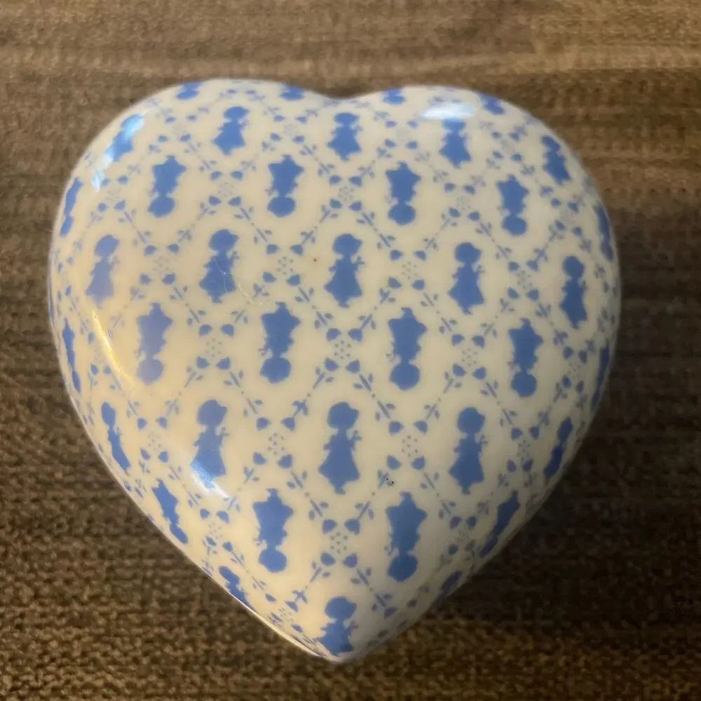 Vintage Holly Hobbie Petite Pattern Genuine Porcelain Heart Box Blue White Japan